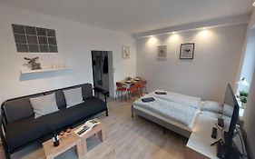 Utulny Apartman S Balkonom